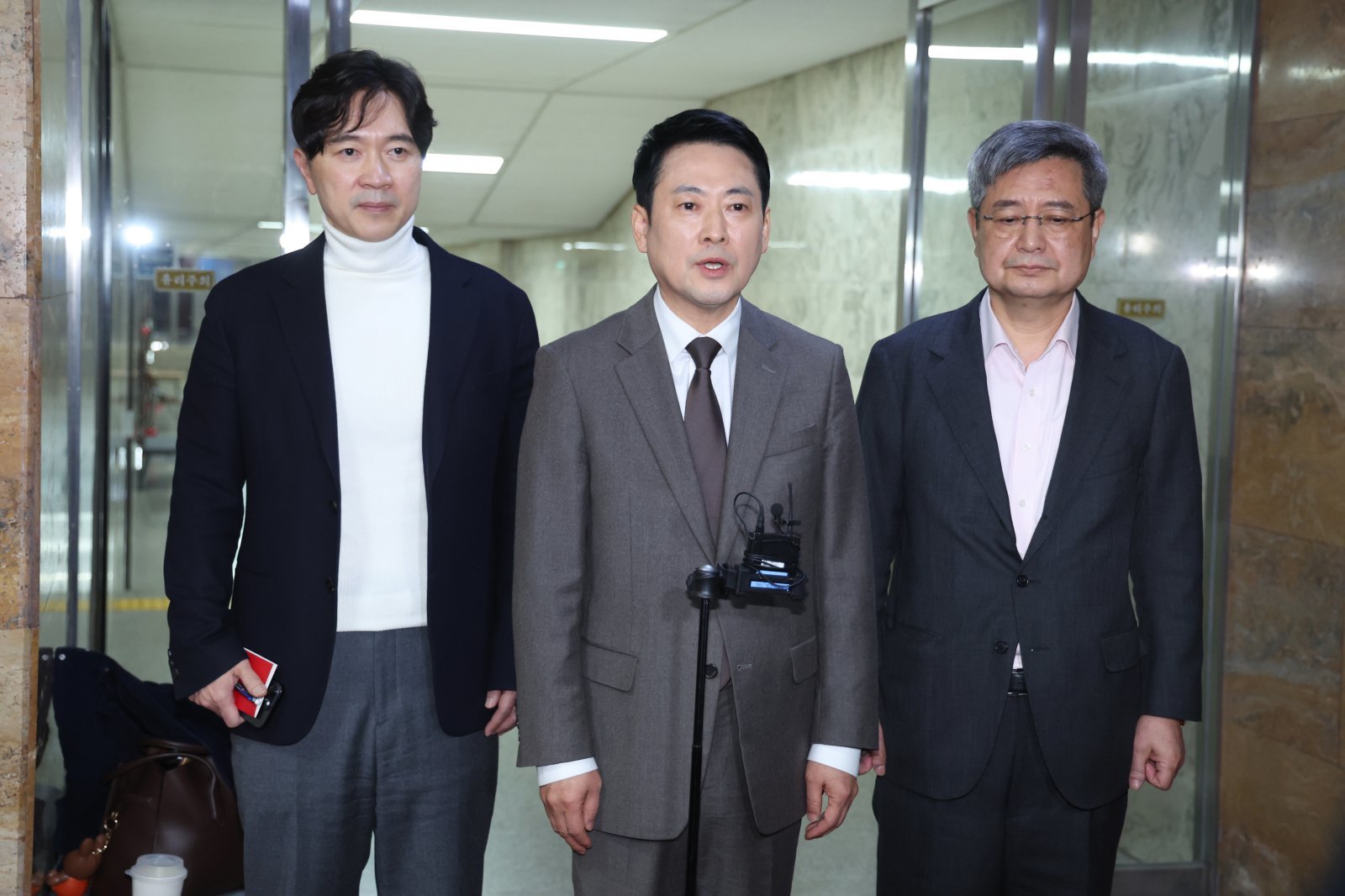 장동혁 국민의힘 대표가 13일 서울 여의도 국회에서 최고위원들을 만난 후 국회를 나서며 취재진의 질의에 답변하고 있다. 2026.3.13 뉴스1