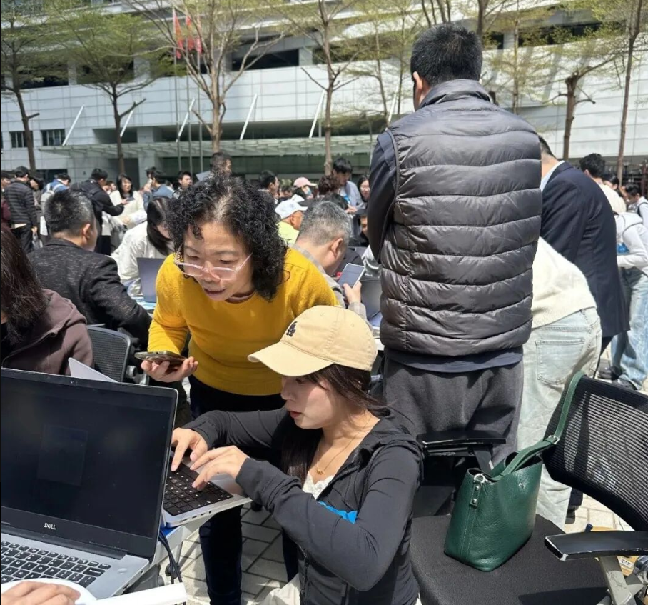 텐센트가 지난 6일 선전 본사 앞에서 연 오픈클로 무료 설치 행사장의 모습. 텐센트 제공