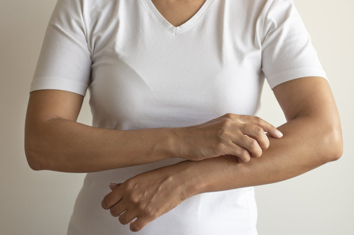 갱년기 가려움증은 에스트로겐 감소로 인해 콜라겐과 피부 두께가 급격히 줄어들며 발생한다. 사진=게티이미지뱅크.