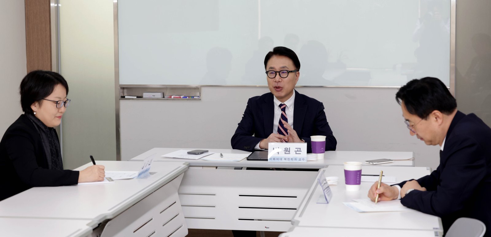 화정평화재단은 3월 12일 동아닷컴 대회의실에서 ‘미국·이스라엘과 이란 전쟁-국제 국제질서 변화’를 주제로 연구위원 간담회를 가졌다. 정구연 강원대 정치외교학과 교수, 박원곤 이화여대 북한학과 교수, 신범철 세종연구소 안보전략센터 수석연구위원(왼쪽부터)이 토론하고 있다. 변영욱 기자 cut@donga.com