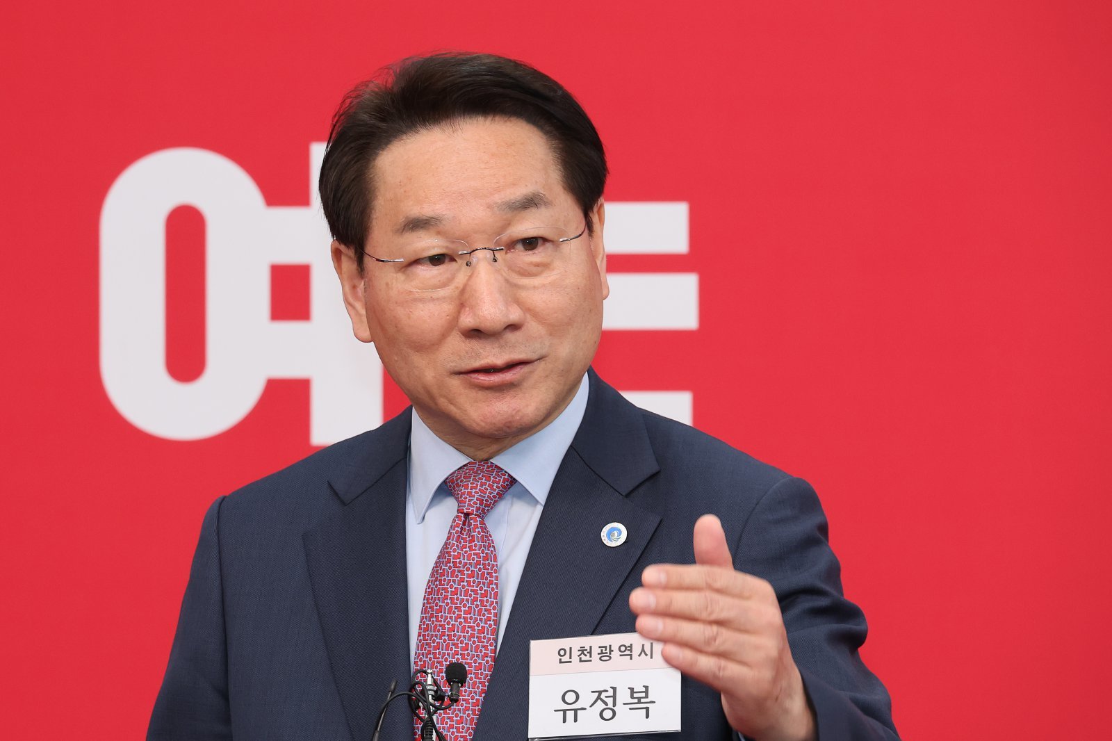 인천광역시 시장 연임에 도전하는 유정복 시장이 11일 오전 서울 여의도 국민의힘 중앙당사에서 제9회 전국동시지방선거 공천 면접 심사를 마친 후 취재진 질문에 답변을 하고 있다. 국민의힘 중앙당 공천관리위원회는 유 시장 공천을 확정했다. 2026.03.11. [서울=뉴시스]
