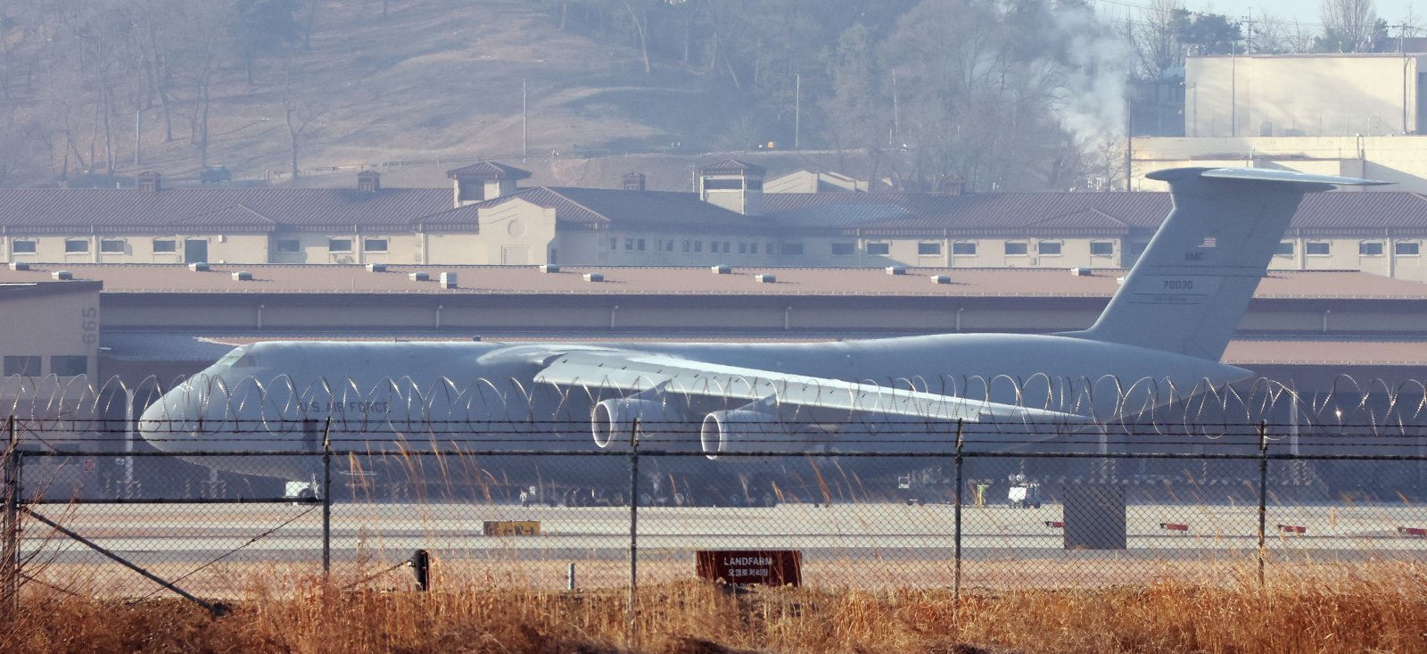 8일 경기 평택시 주한미군 오산공군기지에 C-5 수송기가 계류되어 있다. 2026.3.8 ⓒ 뉴스1