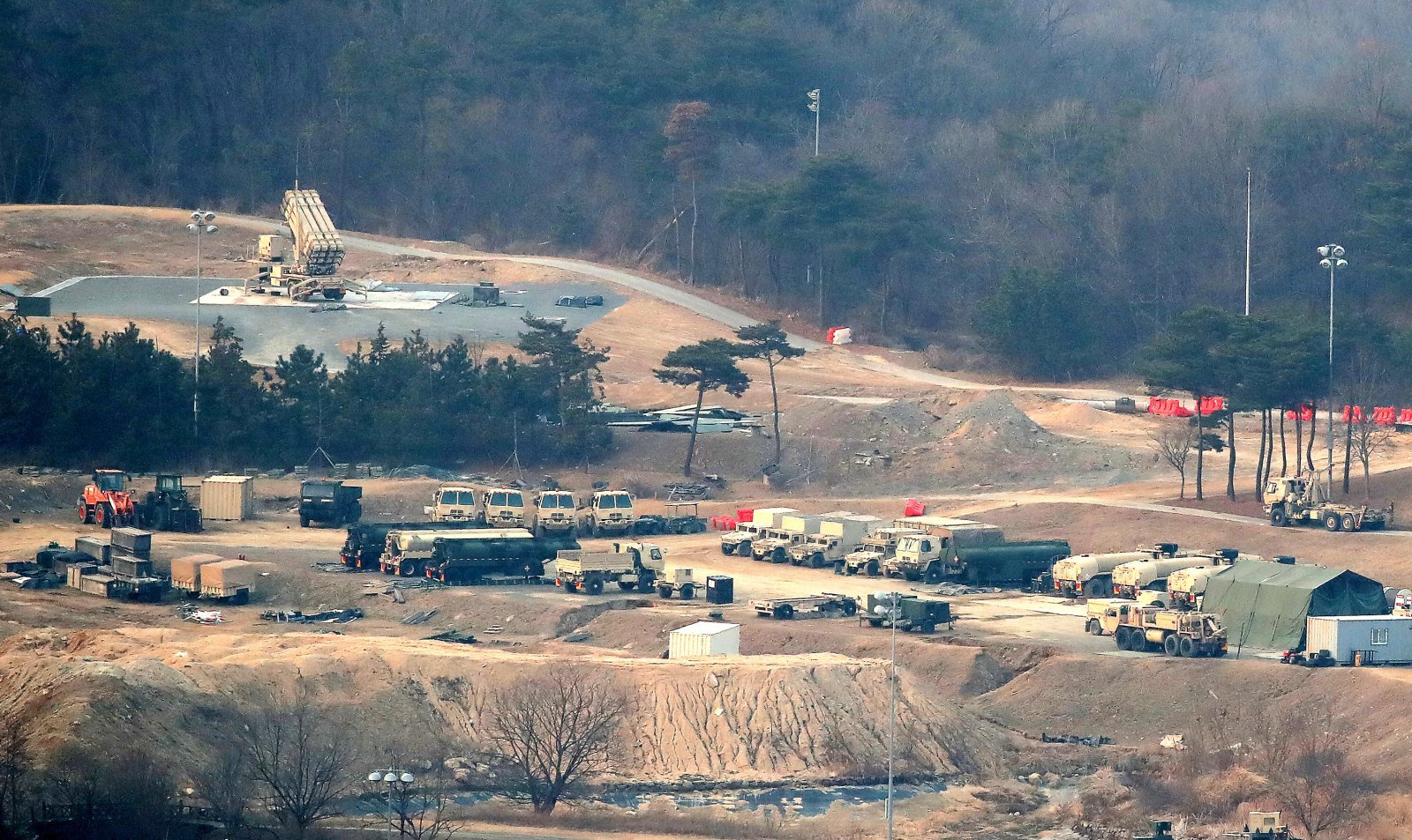 미국·이란 전쟁이 장기화 조짐을 보이면서 미 정부가 한국에 배치된 사드(THAAD·고고도 미사일 방어체계) 일부를 중동으로 이동시키고 있는 것으로 알려진 10일 오후 경북 성주군 주한미군 기지에 발사대가 하늘을 향하고 있다. 2026.03.10. [성주=뉴시스]