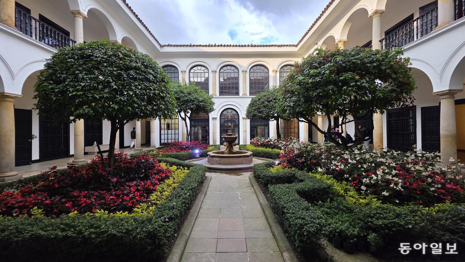 스페인 안달루시아 형식을 따른 보테로 미술관의 정원.