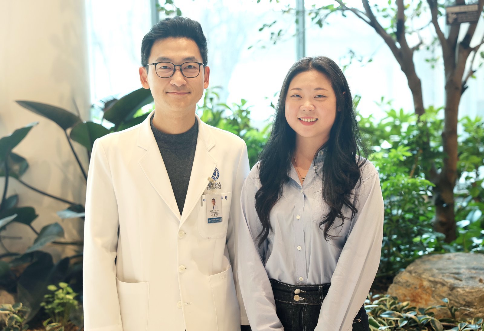 만성신부전증으로 오래 투병한 임다솜 씨(오른쪽)는 아버지에게서 콩팥을 기증받고 건강한 삶을 누리고 있다. 수술을 집도한 이주한 세브란스병원 이식외과 교수에게서 정기 점검을 받은 후 카메라 앞에 함께 섰다. 세브란스병원 제공