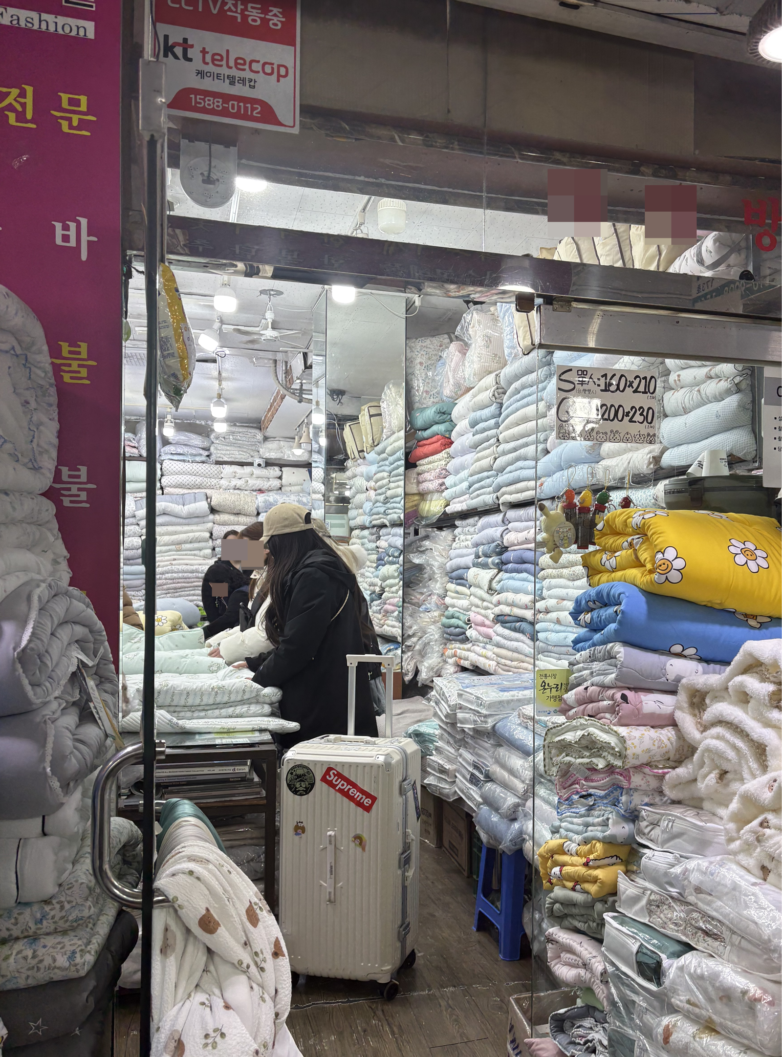 외국인 관광객들이 이불을 만져보며 제품을 살펴보는 가운데, 외국어가 가능한 직원이 옆에서 설명을 돕고 있다. 현장에서는 중국어가 오갔다. 황수영 기자