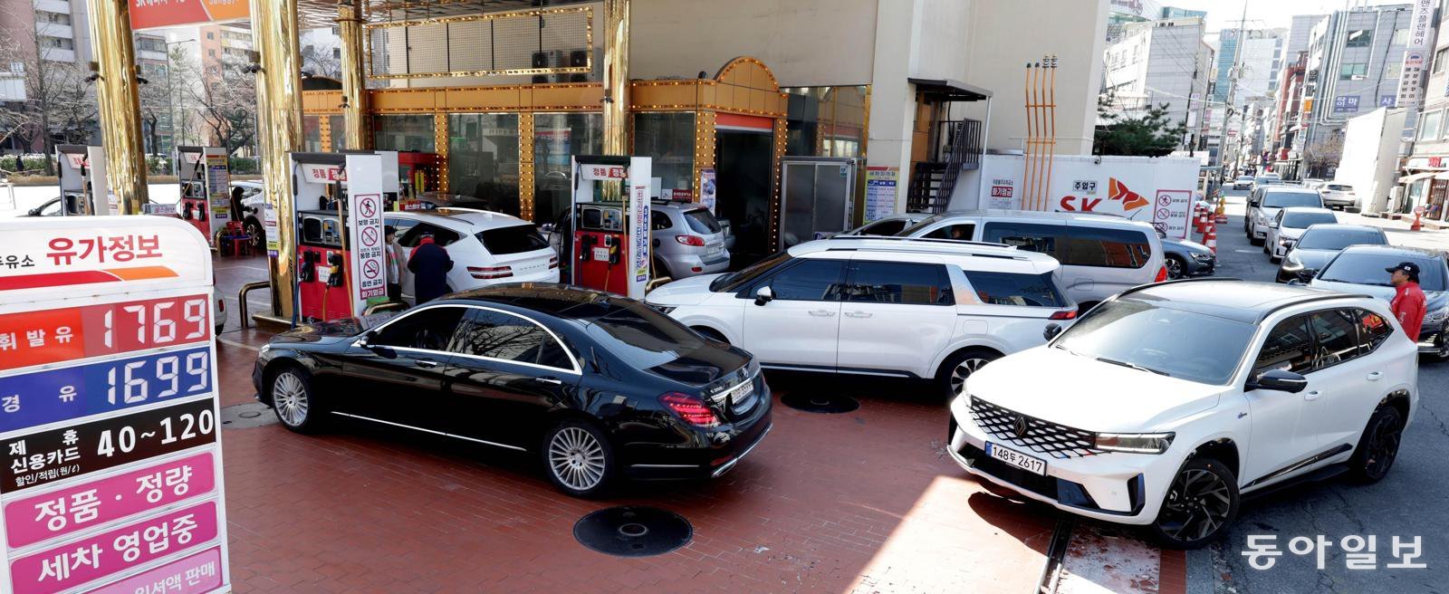 휘발유값 평균 35원 내려 1864원… ‘기름값 잡기’에 줄줄이 인하