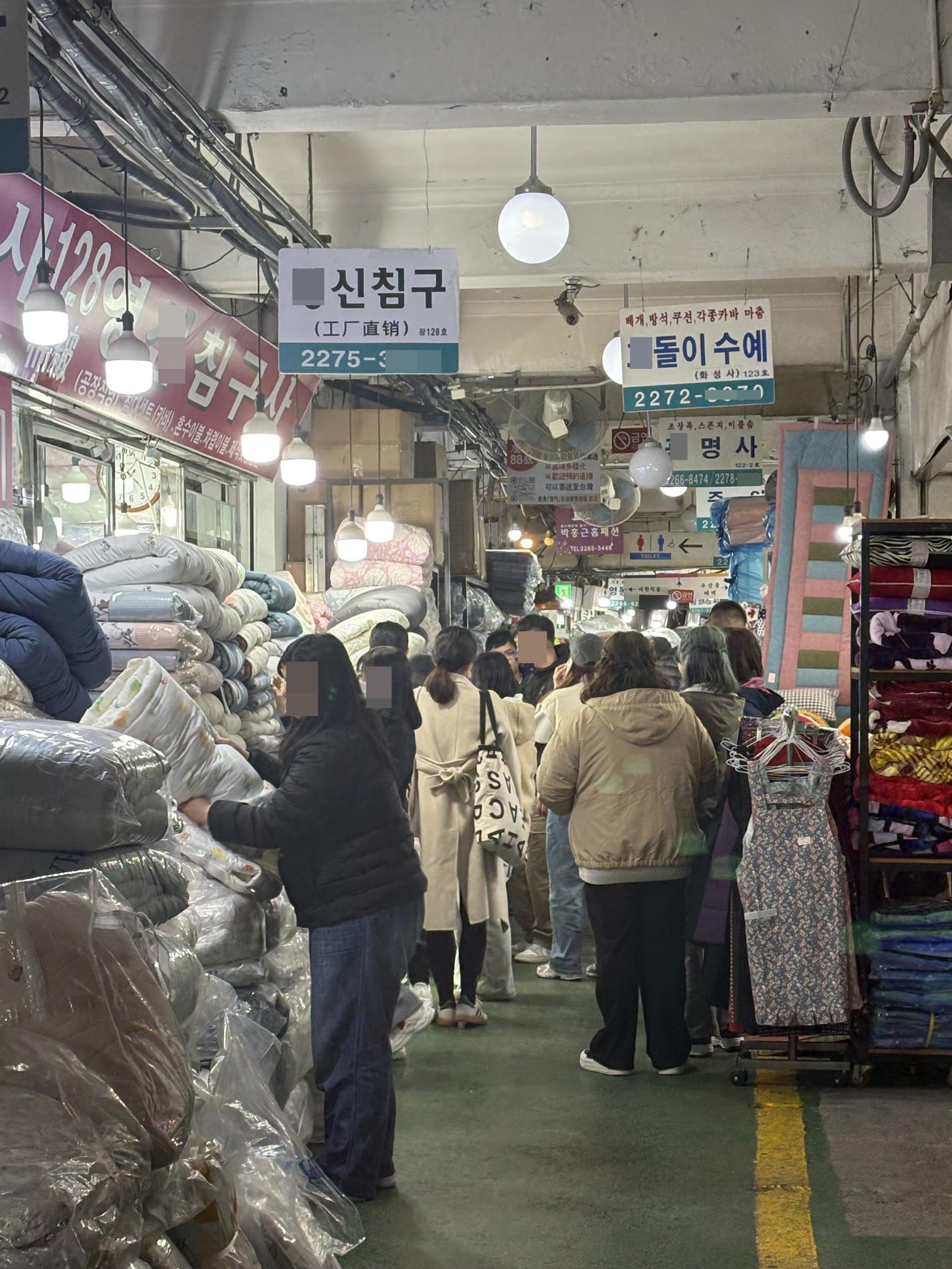 평일 오후 4시 서울 종로구 광장시장 이불거리가 외국인 관광객들로 붐비고 있다. 황수영 기자