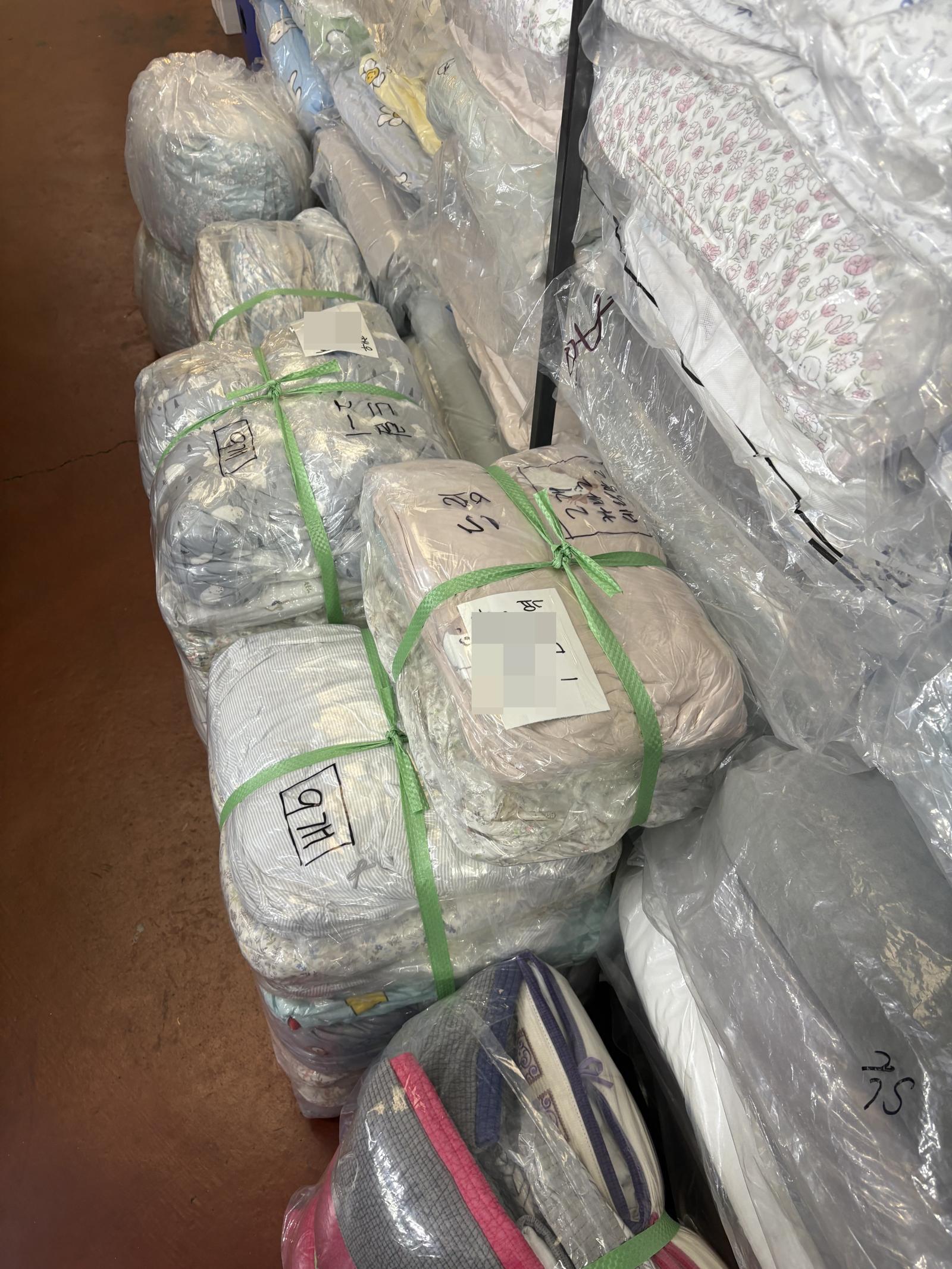 우편 발송을 위해 공기를 빼 납작하게 압축한 이불들이 송장 정보가 적힌 채 쌓여 있다. 황수영 기자