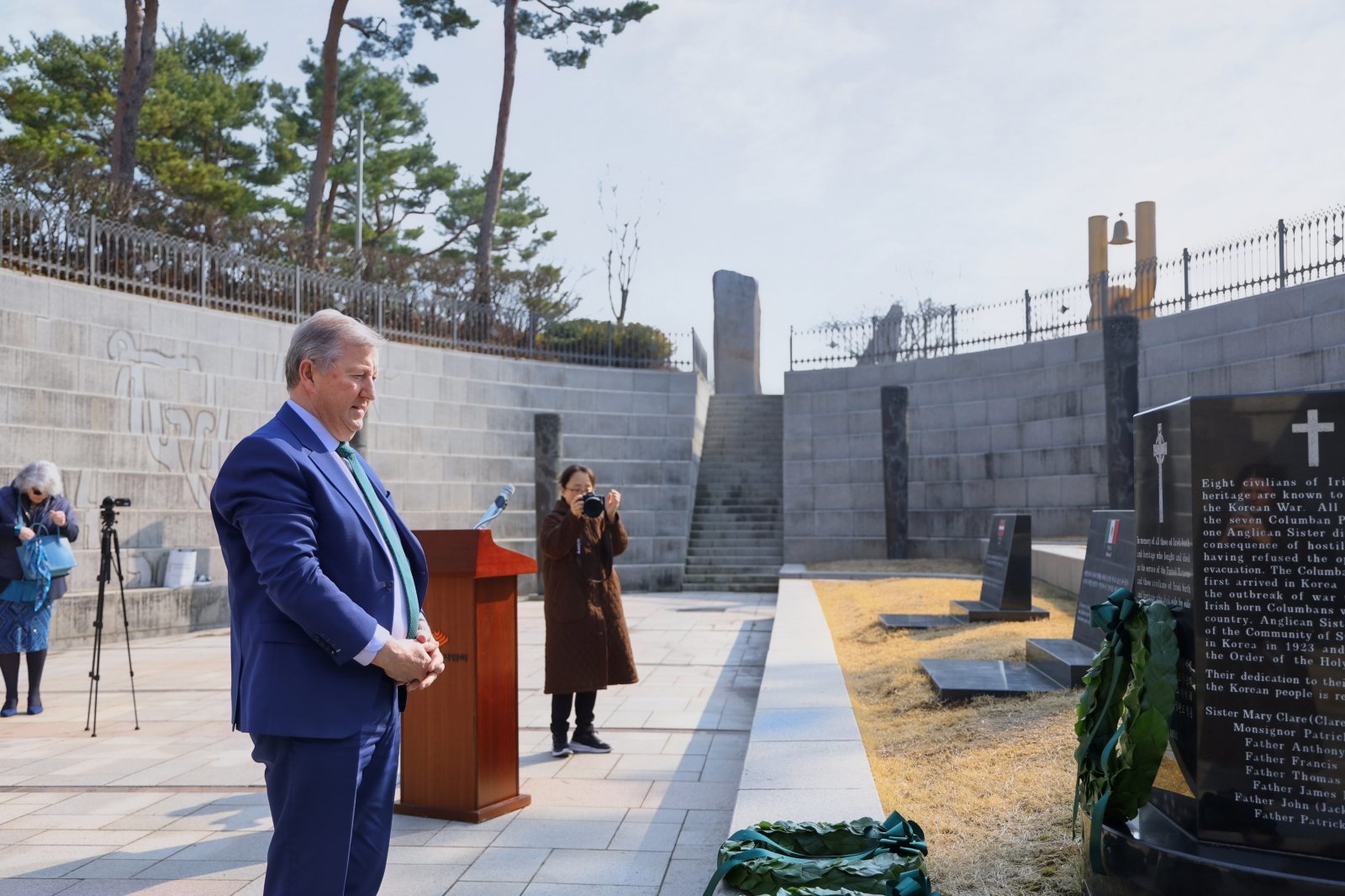 션 캐니(Seán Canney) 아일랜드 교통부 차관이 전쟁기념관 아일랜드 기념비에서 추모하고 있다.