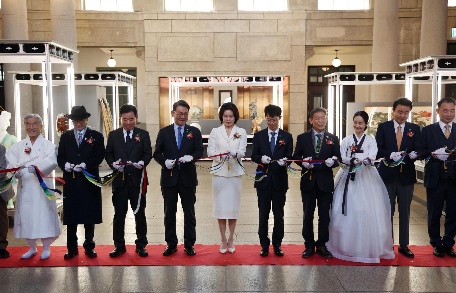 김혜경 여사가 13일 서울 중구 문화역서울284에서 열린 2026 정부조달 문화상품 특별전 ‘한국본색(韓國本色)’ 개막식에서 테이프 커팅을 하고 있다. 뉴시스