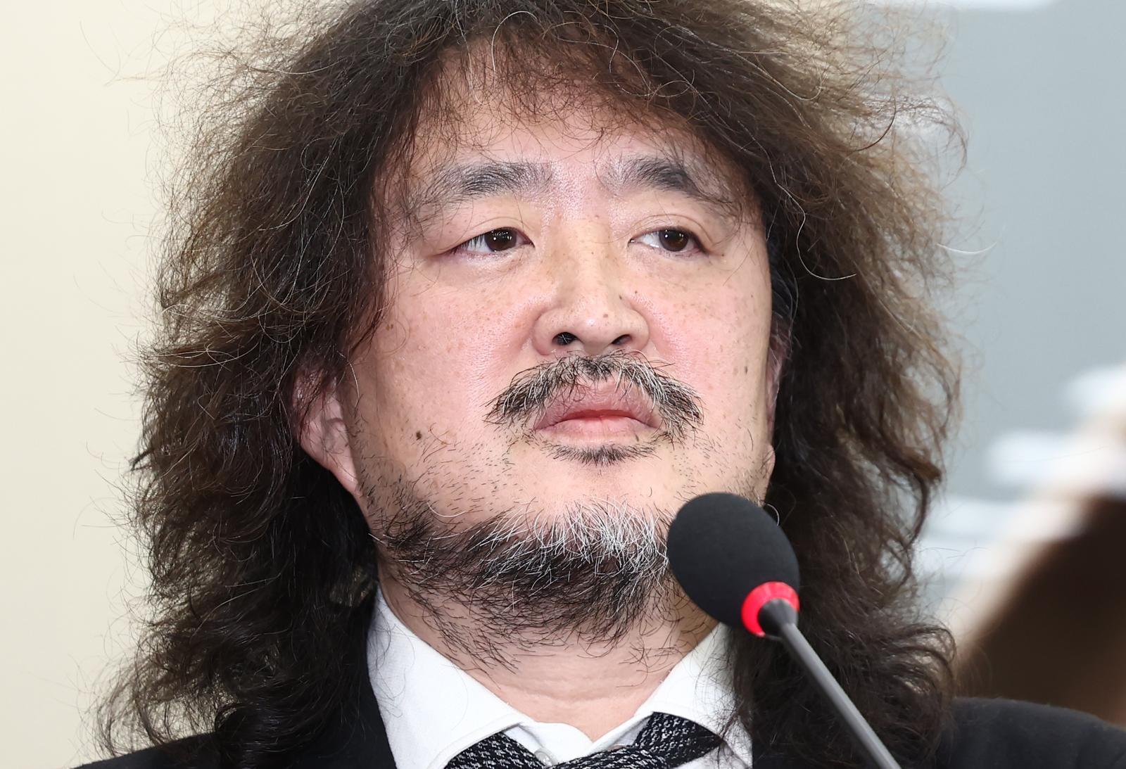 방송인 김어준 씨가 지난 2024년 서울 여의도 국회에서 열린 과학기술정보방송통신위원회 전체회의에 출석해 계엄 사태 당시 암살 제보와 관련해 폭로하고 있다. 뉴스1