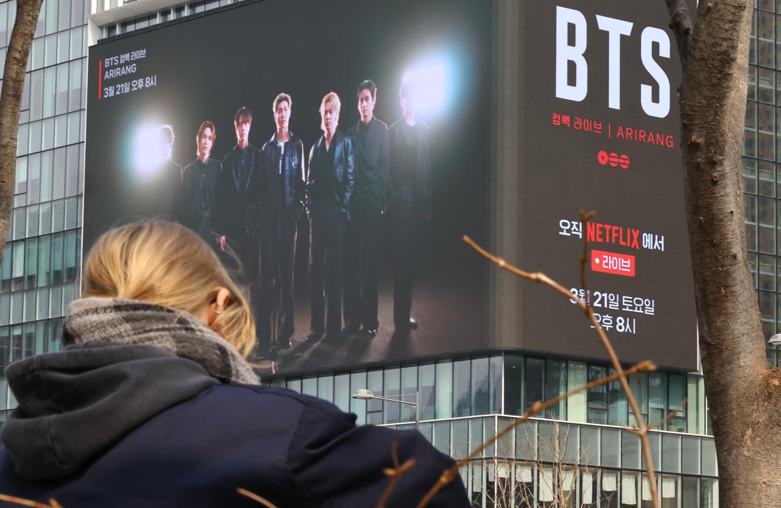 방탄소년단(BTS)의 서울 광화문광장 컴백 공연을 열흘 앞둔 11일 서울 종로구 광화문광장 인근 전광판에 BTS 컴백 공연 관련 광고가 보이고 있다. 뉴시스