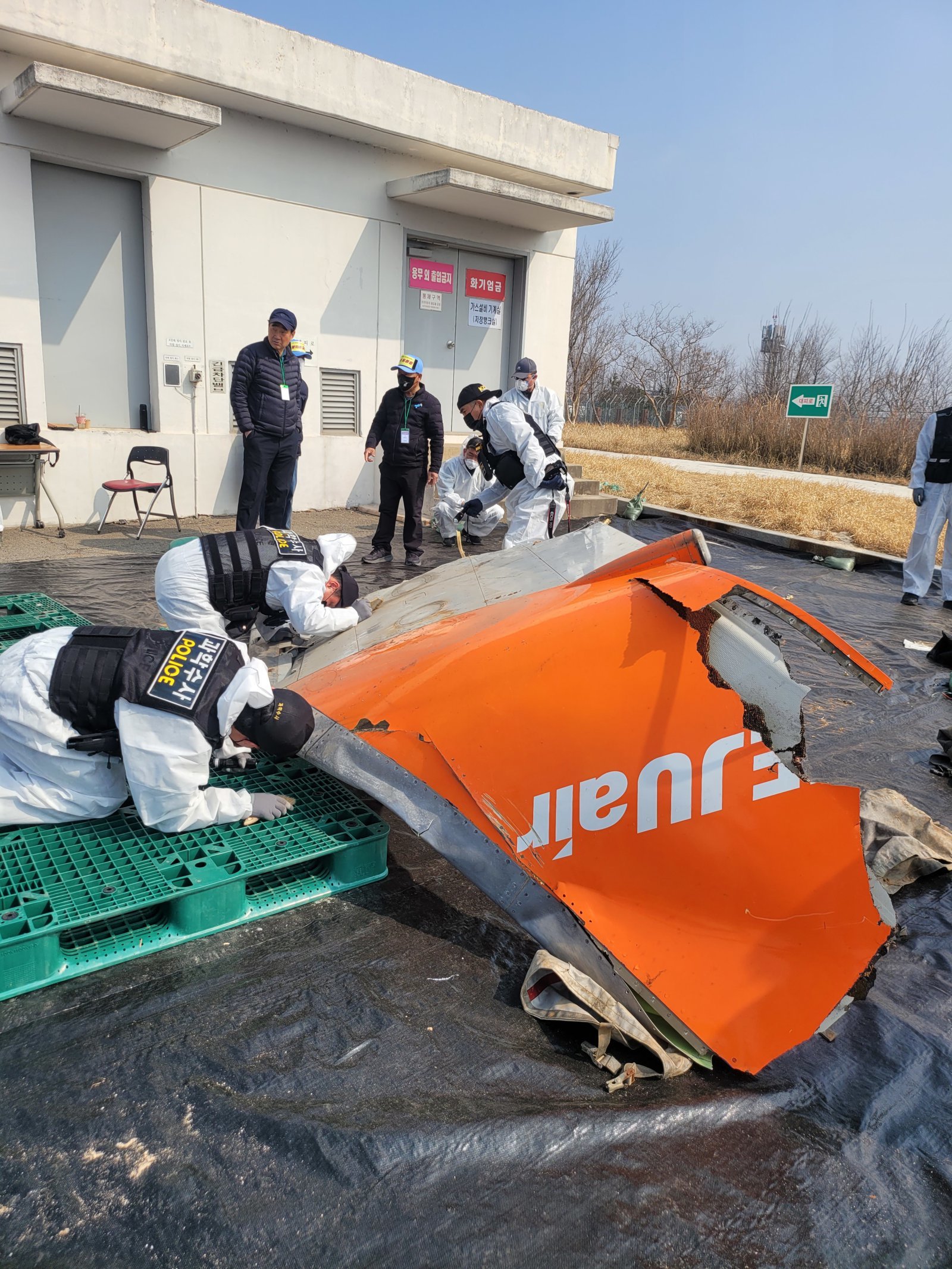 지난 12일 진행된 무안국제공항국 기체잔해 보관서에서  국토부 관계자와 전남청 과학수사계, 항철위 일부 위원들이 제주항공 사고기 재분류 작업하고 있다.