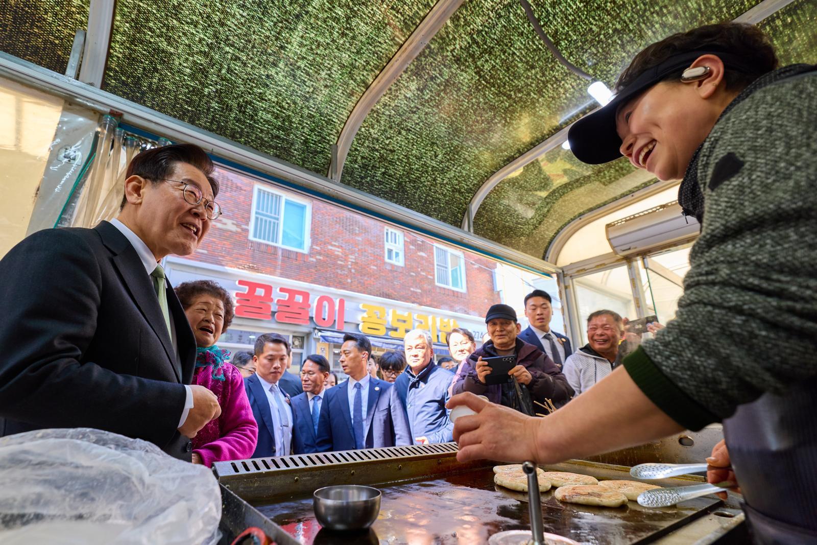 이재명 대통령이 13일 충북 청주 사창시장을 방문해 상인들과 대화하고 있다. 청와대 제공