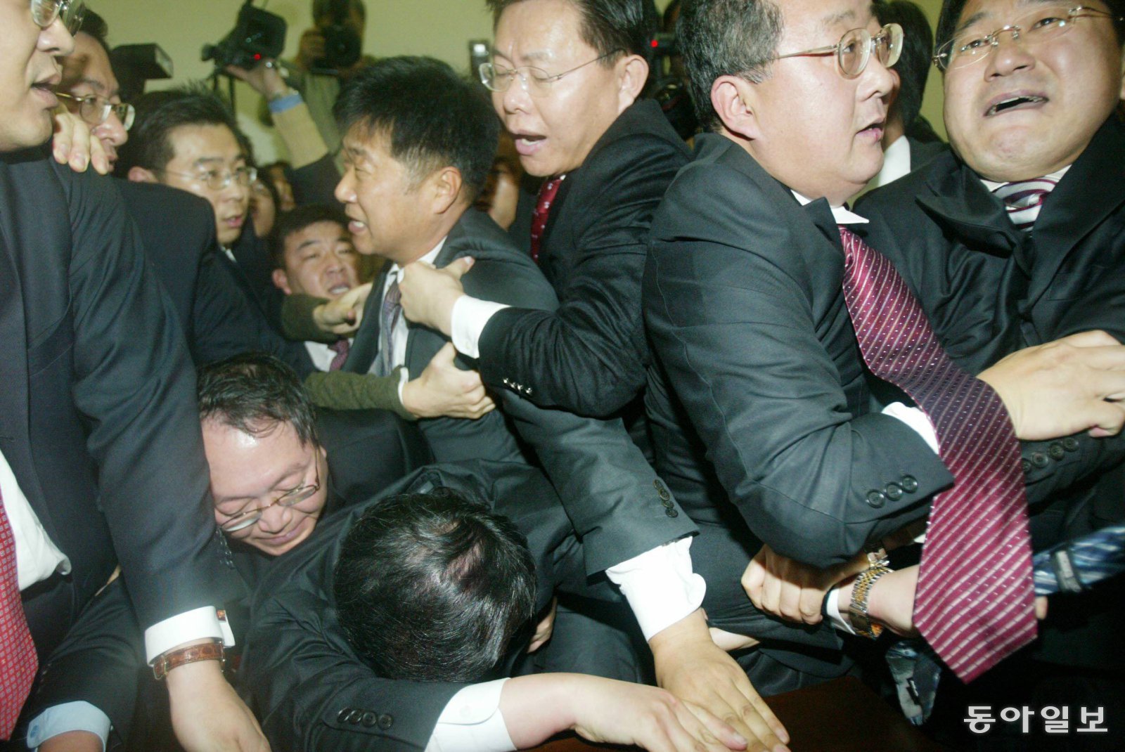 2004년 12월 6일 당시 국회 법제사법위원회에서 열린우리당이 국가보안법 폐지안 상정을 시도하자 이를 저지하려는 한나라당 의원들과 열린우리당 의원들 사이에 몸싸움이 벌어졌다. 동아일보DB