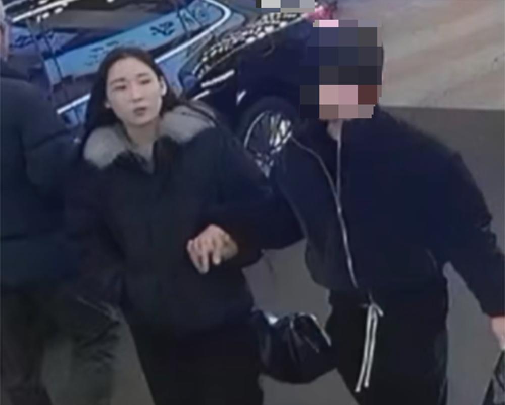 서울 강북구 모텔에서 2명의 남성을 약물로 연달아 살해한 혐의를 받는 김소영(21)이 두 번째 희생자와 모텔에 들어서기 직전 모습. 폐쇄회로(CC)TV 캡처