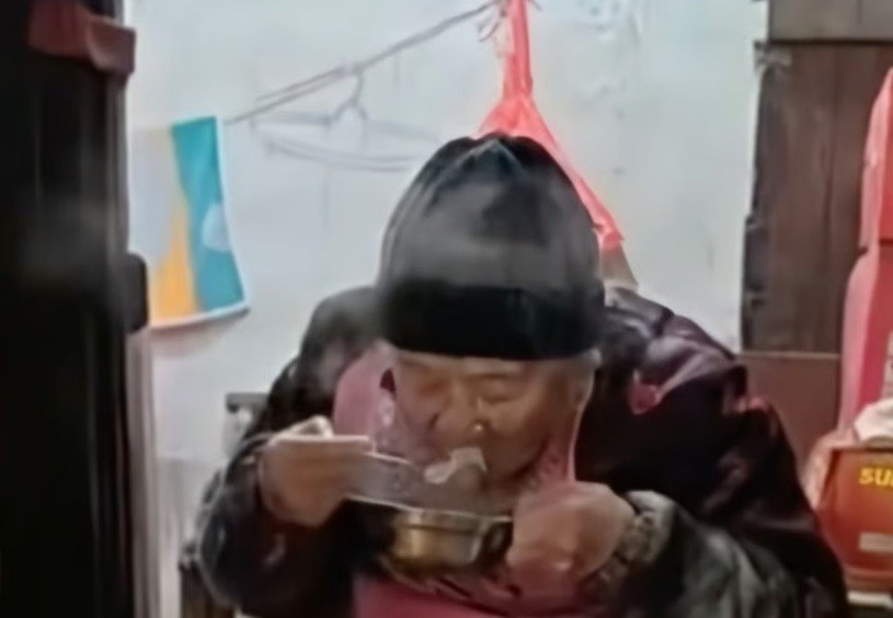 중국의 한 100세 할머니의 독특한 생활 습관이 공개되며 화제를 모으고 있다. 사진=도우인