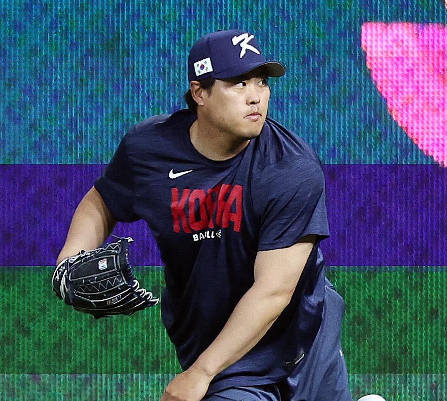 14일 2026 월드베이스볼클래식(WBC) 도미니카공화국과의 8강전에 선발 등판하는 류현진이 하루 전 미국 플로리다주 마이애미 론디포파크에서 열린 훈련 중 캐치볼을 하고 있다. 마이애미=뉴스1