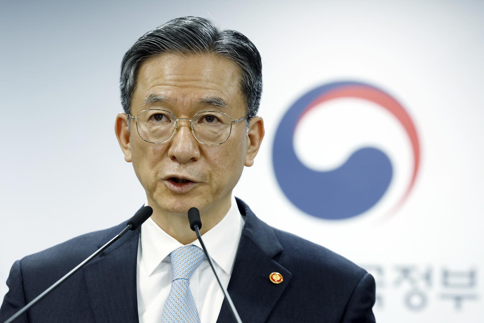 정성호 법무부 장관이 14일 오후 서울시 종로구 세종대로 정부서울청사에서 스위스의 글로벌 승강기 업체인 쉰들러(Schindler)가 한국을 상대로 제기한 국제투자분쟁(ISDS) 선고 관련 브리핑을 하고 있다. 뉴스1