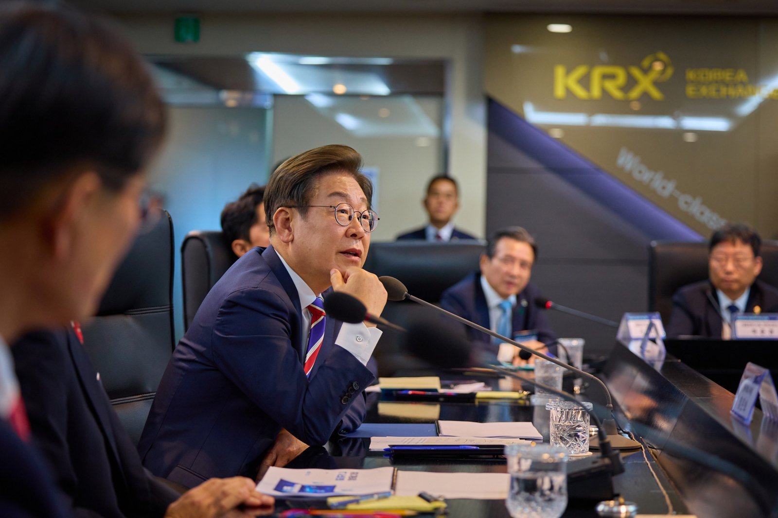 이재명 대통령이 지난해 6월 서울 영등포구 한국거래소 시장감시위원회를 방문해 브리핑을 듣고 있다. (이재명 대통령 SNS) 2025.6.12