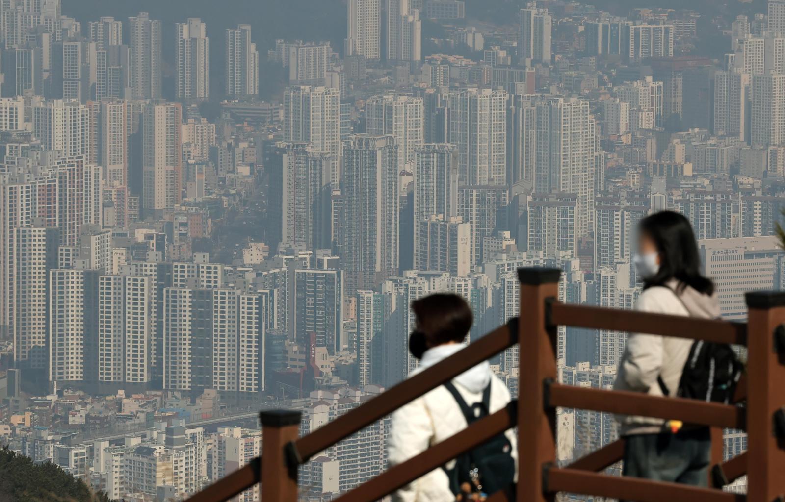 부산지역 초미세먼지 농도 ‘나쁨’ 단계를 보인 10일 부산 황령산 봉수대에서 바라본 도심이 뿌옇게 보이고 있다. 2026.03.10 [부산=뉴시스]