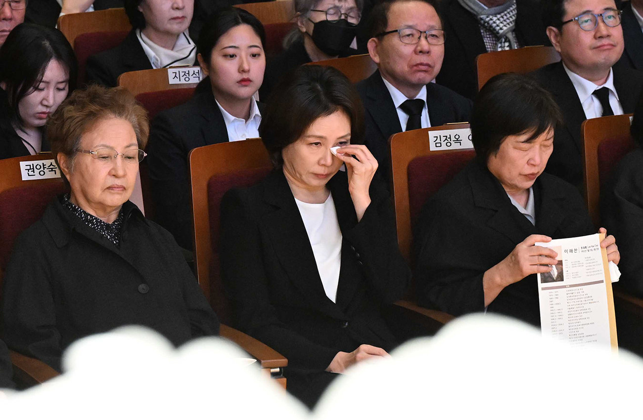 김혜경 여사가 14일 서울 원불교 소태산기념관에서 열린 故 이해찬 前 총리 49재에서 눈물을 닦고 있다. 2026.03.14 [서울=뉴시스]