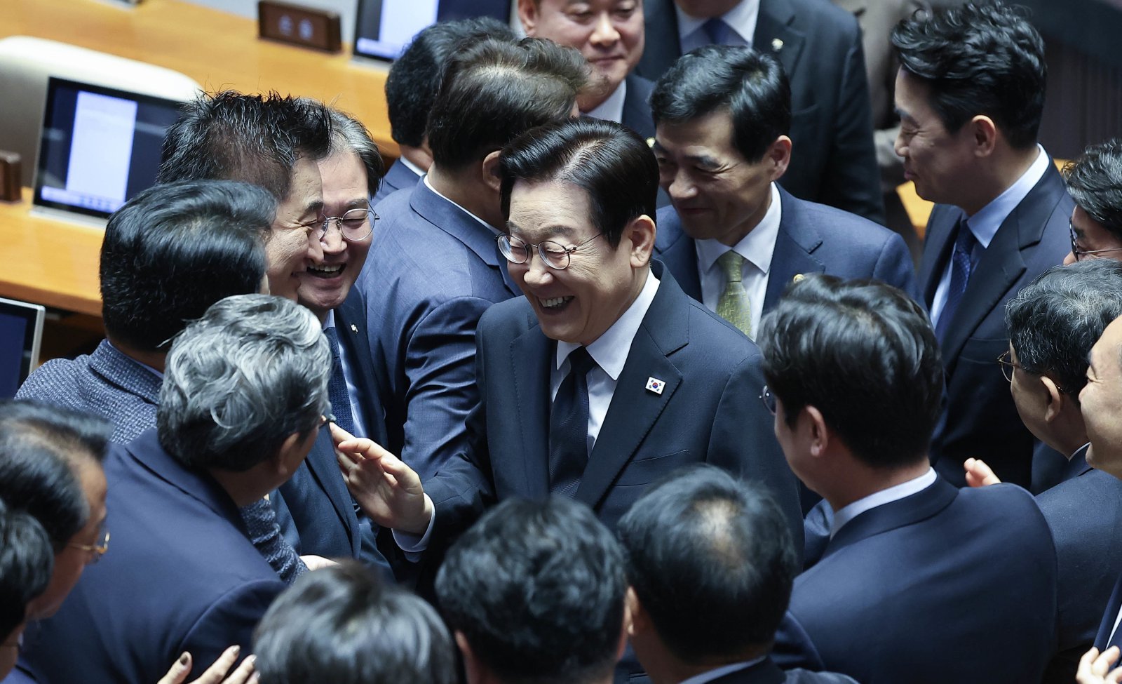 이재명 대통령이 지난해 국회 본회의장에서 올해 예산안 관련 시정연설을 마치고 의원들과 인사하고 있다. 2025.11.4  국회사진기자단
