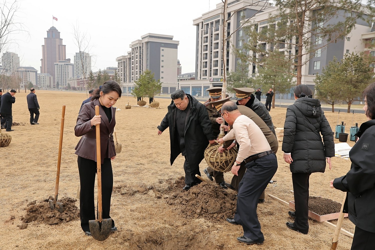 새별거리에서 직접 나무 심는 김정은 북한 노동당 총비서와 딸 주애  (평양 노동신문=뉴스1)