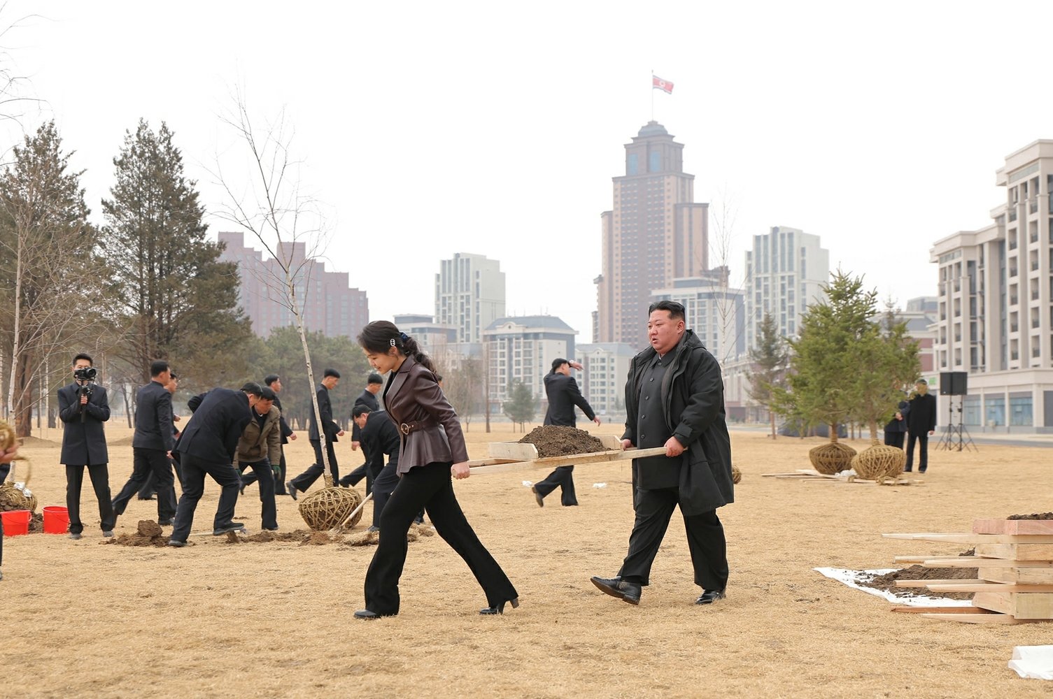 새별거리에서 직접 나무 심는 김정은 북한 노동당 총비서와 딸 주애 (평양 노동신문=뉴스1)