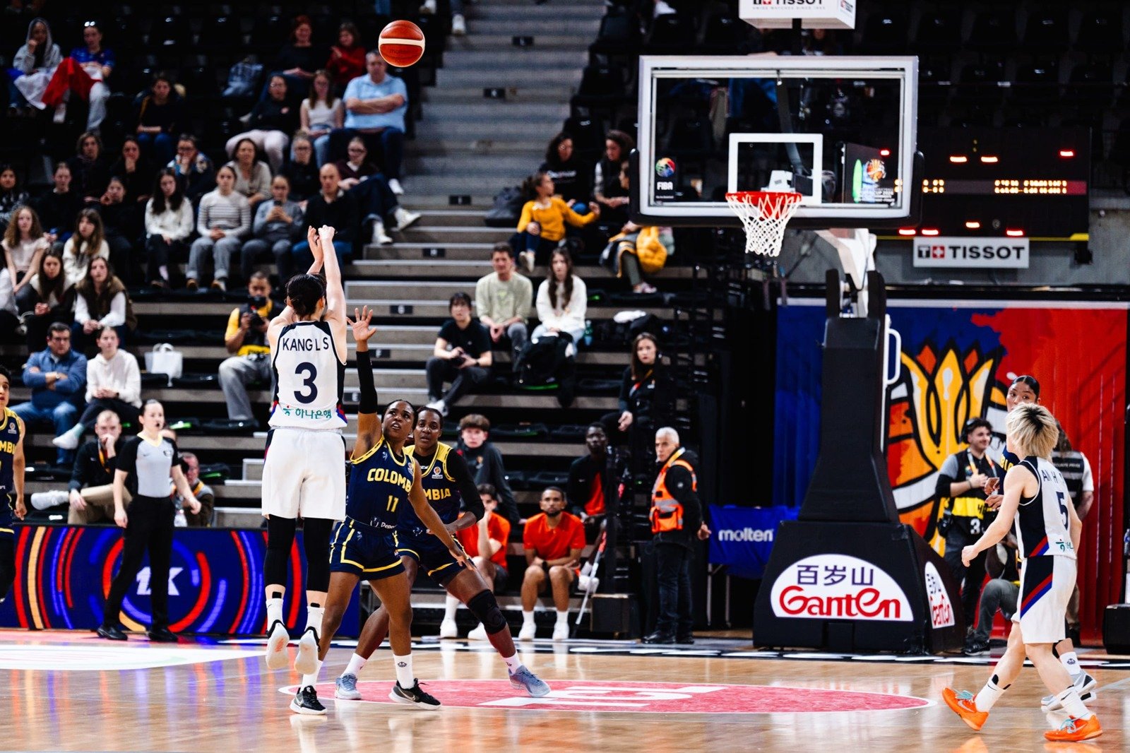 강이슬(3번)이 15일(한국시간) 프랑스에서 열린 한국과 콜롬비아의 2026 FIBA 여자 농구 월드컵 최종예선 A조 3차전에서 3점 슛을 던지고 있다. (FIBA 제공)