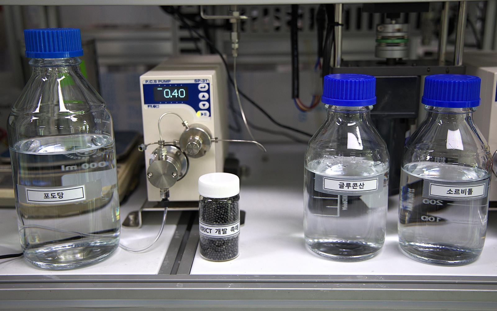 왼쪽부터 원료인 포도당, 화학연 연구팀이 개발한 특수촉매, 생산된 글루콘산과 소르비톨. 한국화학연구원 제공