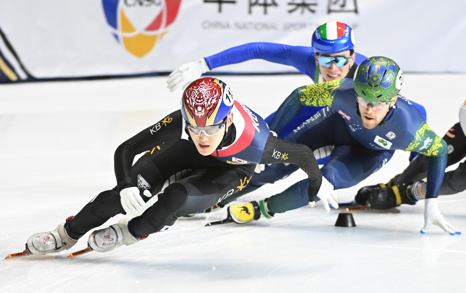 쇼트트랙 세계선수권 남자 1500m 결선에서 스퍼트하고 있는 임종언(맨 앞). 몬트리올=AP 뉴시스