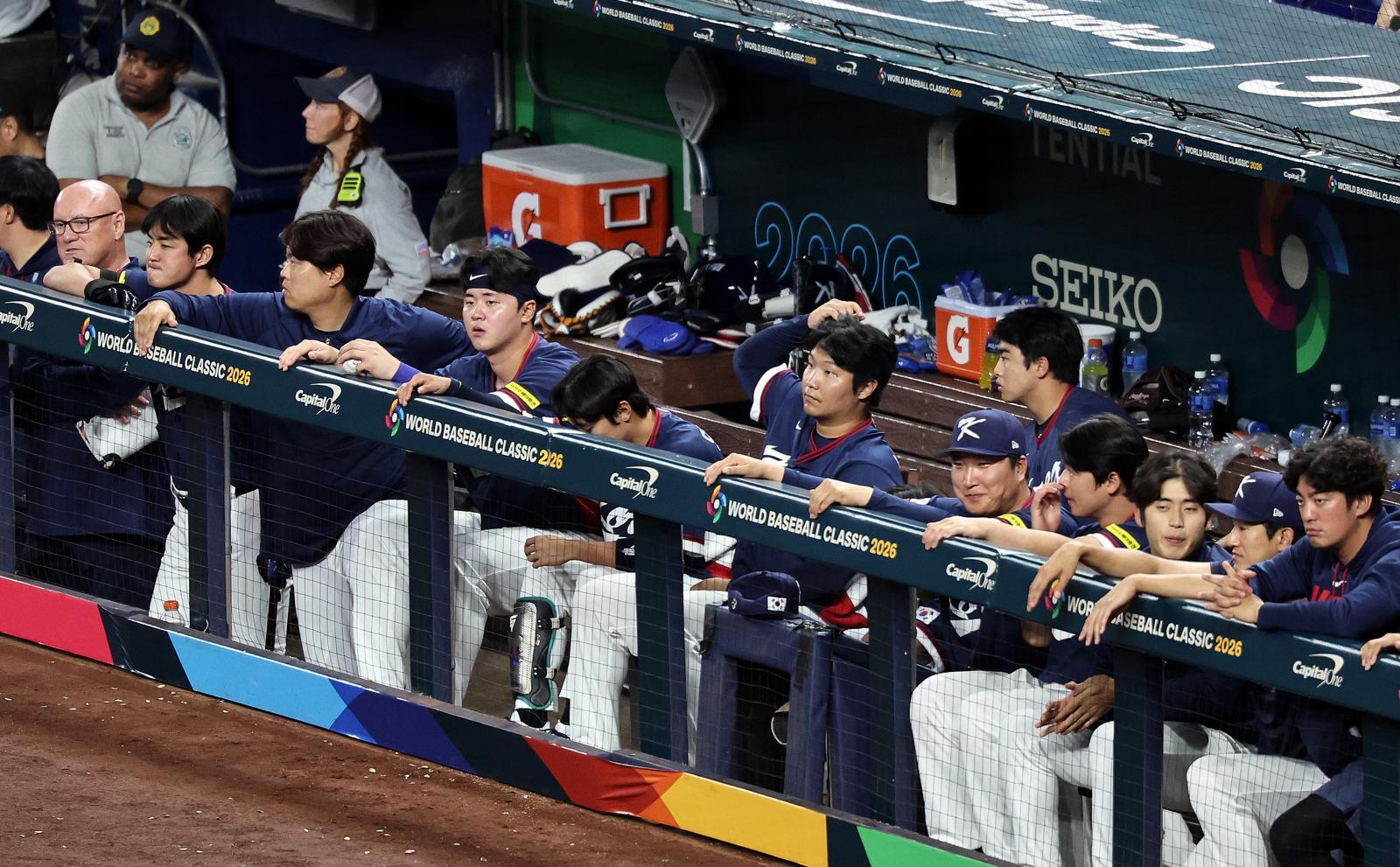 13일 오후(현지시간) 미국 플로리다주 마이애미 론디포파크에서 열린 2026 월드베이스볼클래식(WBC) 8강전 대한민국과 도미니카공화국의 경기, 콜드패 위기에 몰린 대한민국 선수들이 경기를 지켜보고 있다. 2026.3.14 ⓒ 뉴스1