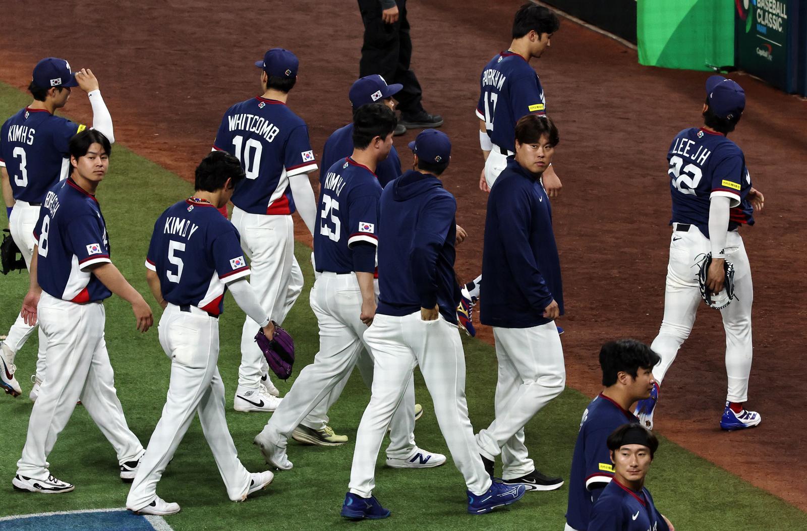 13일 오후(현지시간) 미국 플로리다주 마이애미 론디포파크에서 열린 2026 월드베이스볼클래식(WBC) 8강전 대한민국과 도미니카공화국의 경기 7회말 7회 0-10 콜드게임패를 당한 대한민국 선수들이 더그아웃으로 향하고 있다. 2026.3.14 ⓒ 뉴스1