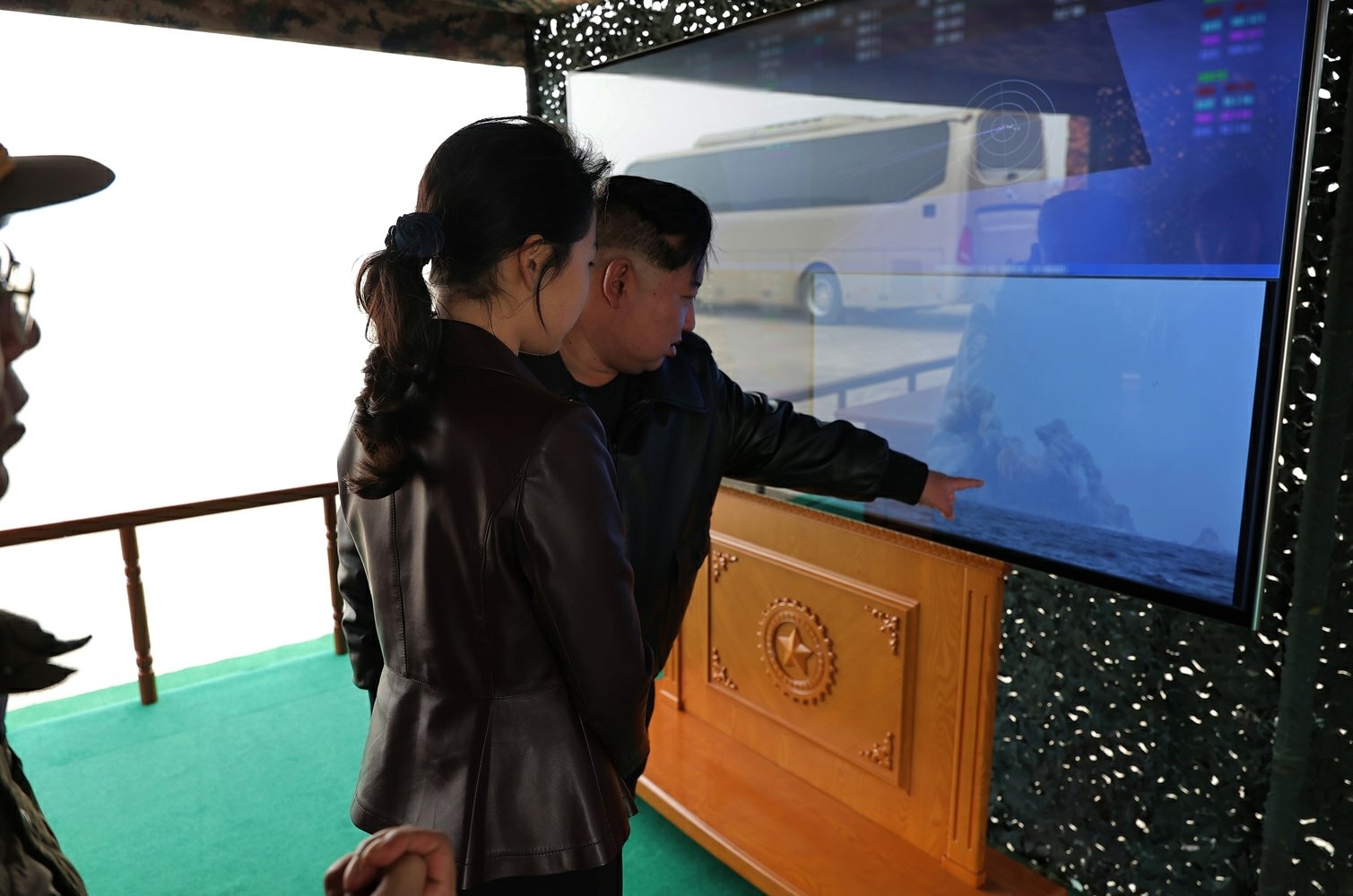 15일 노동당 기관지 노동신문은 “14일 조선인민군 서부지구 장거리포병구분대의 화력타격훈련이 진행됐다”면서 “훈련에는 600㎜ 초정밀 다연장 방사포 12문과 2개의 포병중대가 동원됐다”고 보도했다.  (평양 노동신문=뉴스1)