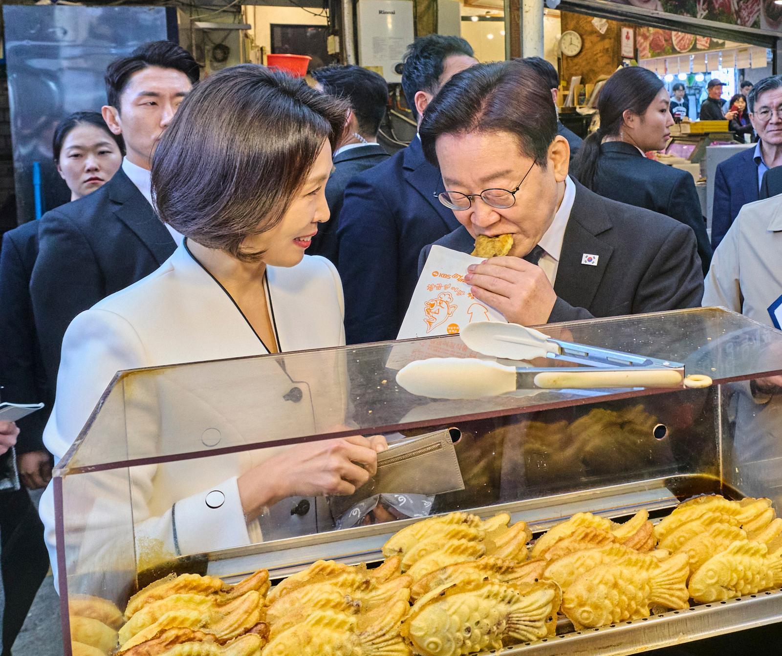 이재명 대통령과 김혜경 여사가 15일 창원 반송시장을 찾아 붕어빵을 맛보고 있다. 2026.3.15 청와대 제공
