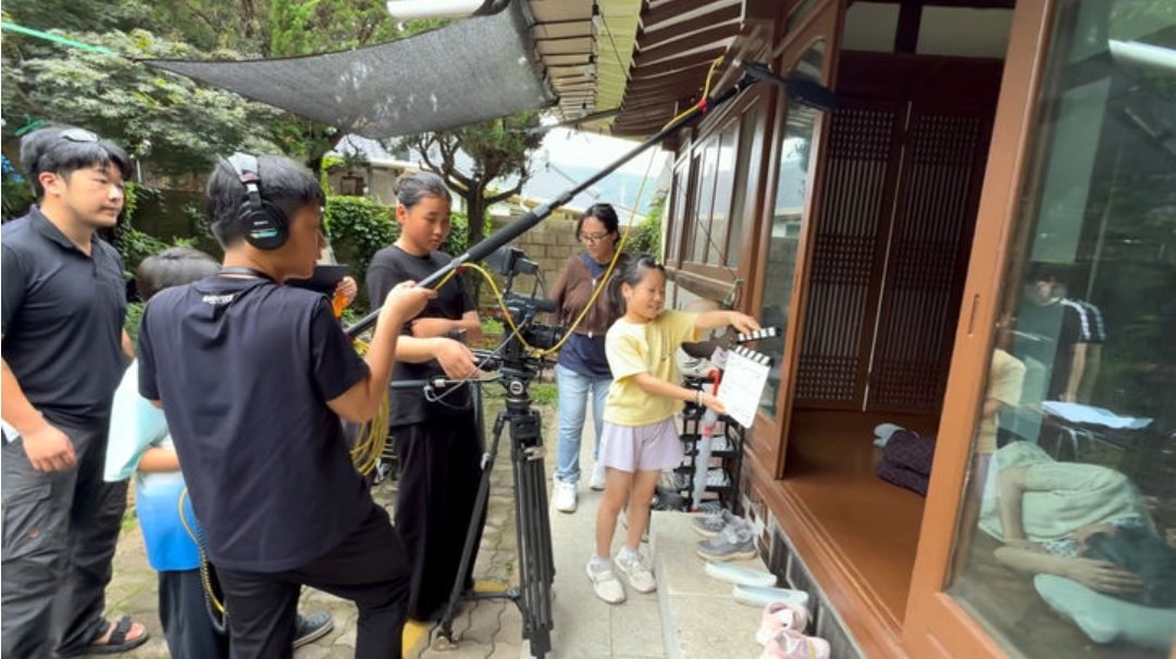 전남 화순군 청풍초등학교 학생들이 영화 ‘할머니와 나와 민들레’를 촬영하고 있다. 학생들은 이 작품을 지난해 열린 ‘작은 학교 영화·영상제’에 출품했다. 
전남도교육청 제공