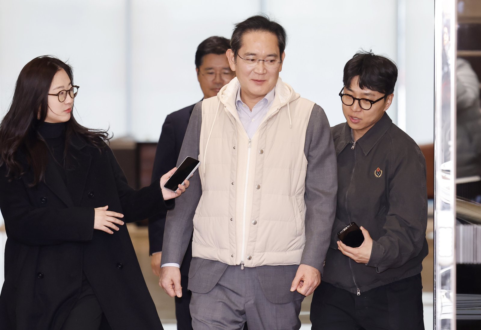 이재용 삼성전자 회장이 유럽 출장을 마치고 13일 오후 서울 강서구 김포비즈니스항공센터를 통해 귀국하고 있다.  2026.03.13 서울=뉴시스