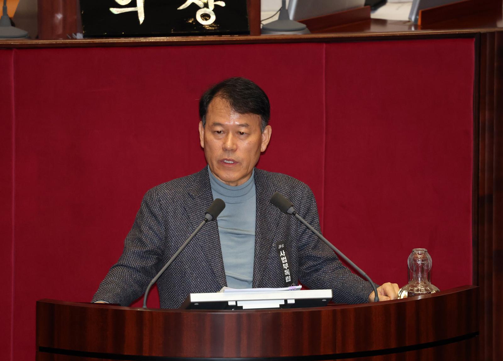 24일 오후 여의도 국회에서 열린 본회의에서 윤한홍 국민의힘 의원이 상법 일부개정법률안에 대한 무제한 토론(필리버스터)을 하고 있다.
