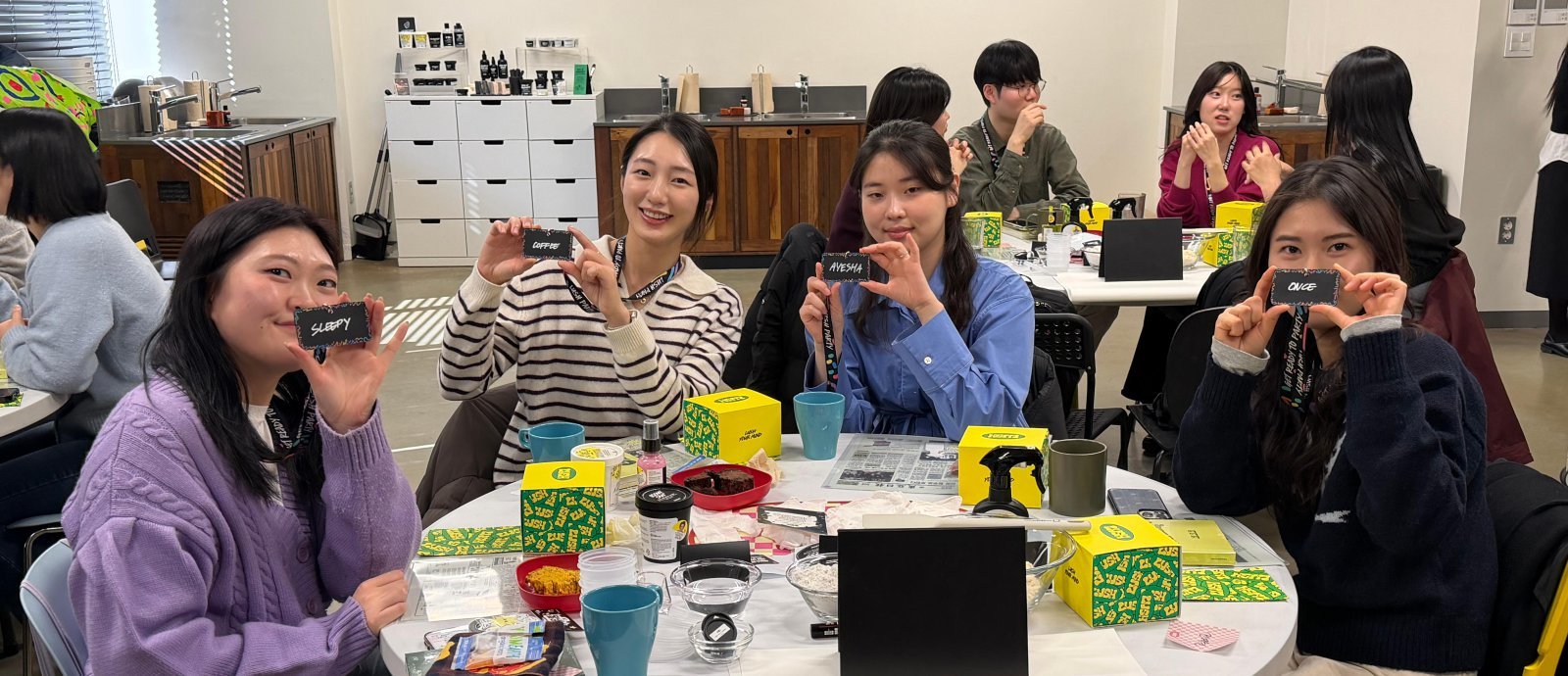 참가자들이 향기를 주제로 조별 네트워킹 시간을 갖고 있다. 몰댄룩 제공