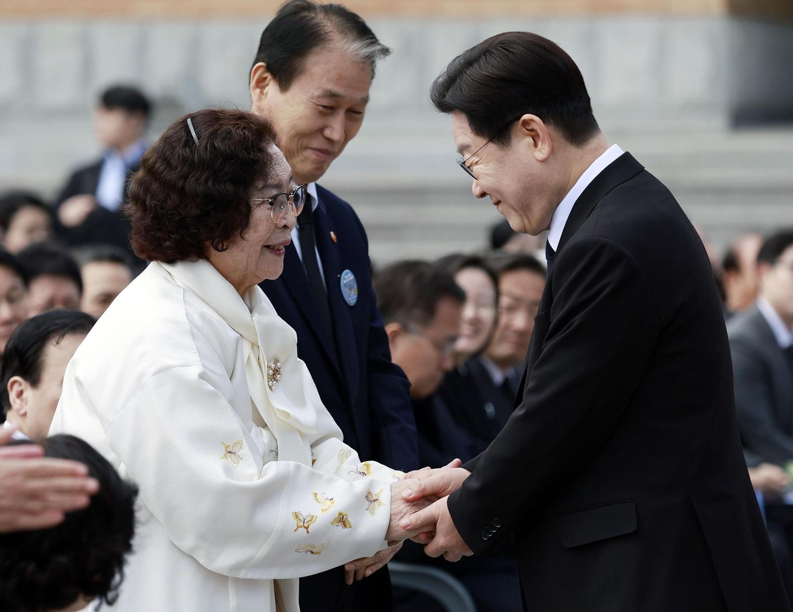 이재명 대통령이 15일 경남 창원시 국립3·15민주묘지에서 열린 제66주년 3·15의거 기념식에서 기념사를 마친 후 유족들과 악수하고 있다. 3·15의거 기념식이 정부 주관으로 거행된 이래 현직 대통령이 참석한 것은 처음이다. 창원=뉴스1