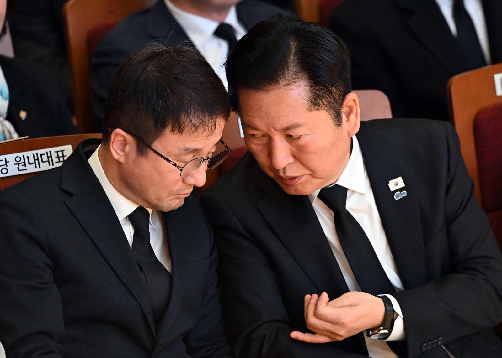 더불어민주당 정청래 대표(오른쪽)와 한병도 원내대표가 14일 서울 동작구 원불교 소태산기념관 대각전에서 열린 고 이해찬 전 국무총리 49재에서 대화를 나누고 있다. 청와대사진기자단