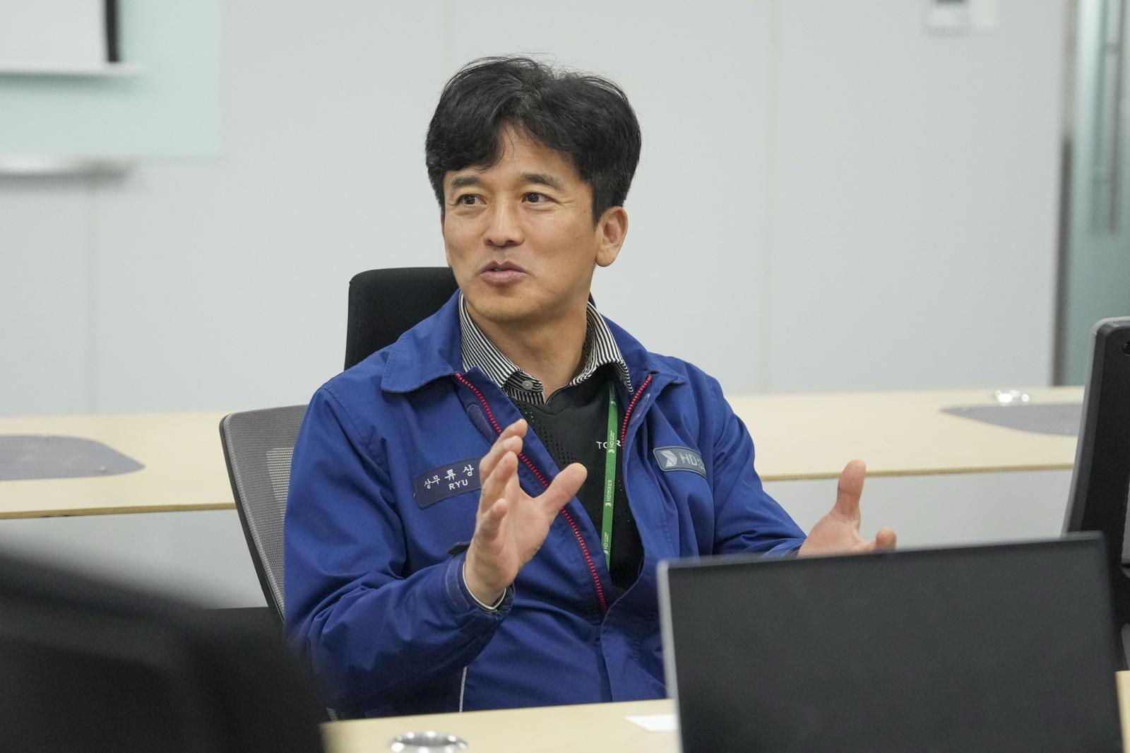 류상훈 HD현대삼호 자동화혁신센터 상무가 전남 영암군 HD현대삼호에서 취재진 질문에 답하는 모습. 류 상무는 피지컬 AI 도입이 선택이 아닌 필수 과제라고 강조했다. 
HD현대삼호 제공