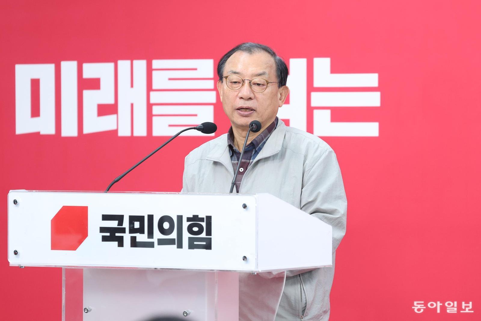 국민의힘 이정현 공천관리위원장이 15일 오후 서울 여의도 중앙당사에서 브리핑하고 있다. 이 위원장은 이날 “당 대표께서 공천과 관련된 전권을 맡기겠다는 뜻을 전해왔다”며 복귀했다. 신원건 기자 laputa@donga.com