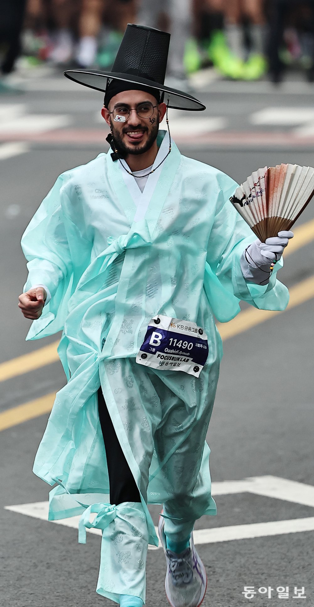 모로코인 아이욥 와히디 씨는 귀화를 자축하기 위해 옥색 한복을 입고 참가했다. 양회성 기자 yohan@donga.com