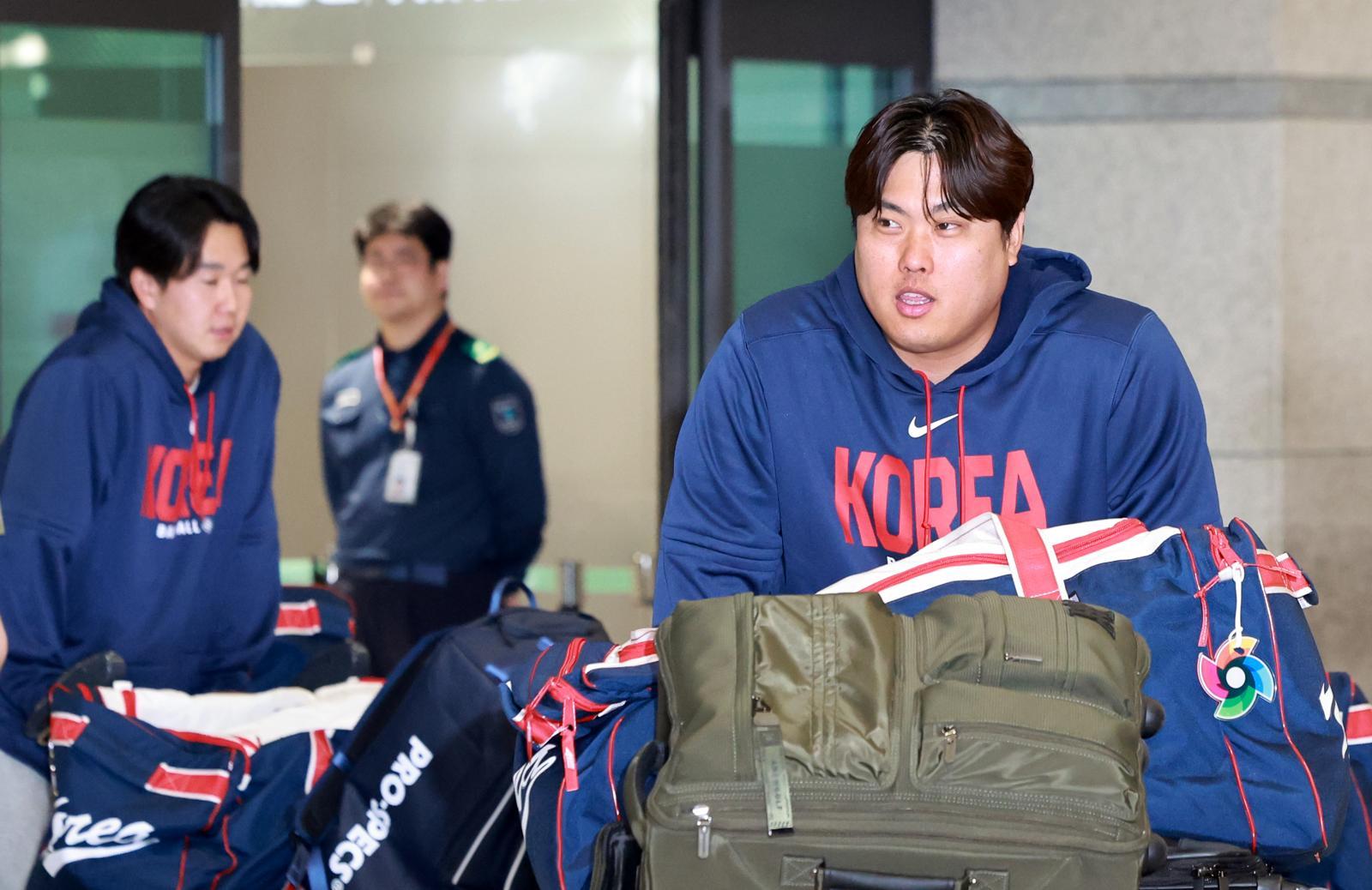월드베이스볼클래식(WBC) 야구대표 류현진이 16일 인천국제공항 제1여객터미널을 통해 귀국하고 있다. 2026.3.16 ⓒ 뉴스1