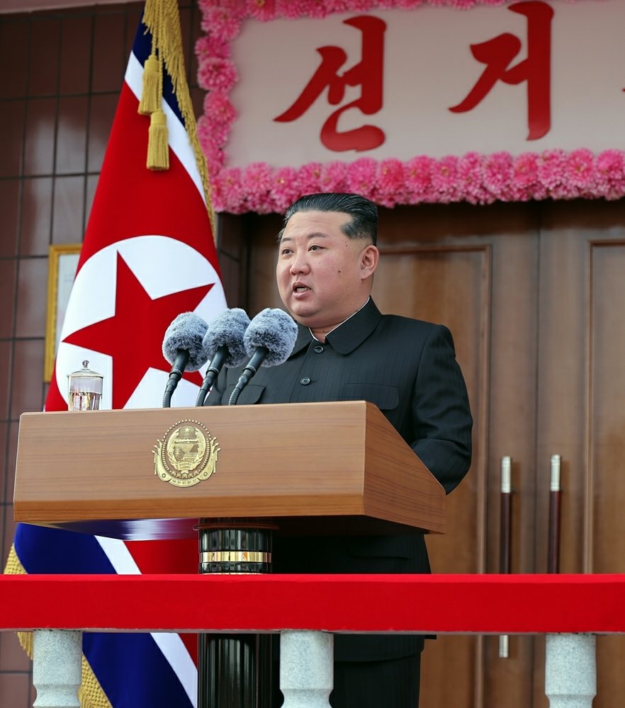 북한 노동당 기관지 노동신문은 16일 “전국의 모든 선거구에서 조선민주주의인민공화국 최고인민회의 제15기 대의원선거가 15일 실시됐다”며 김정은 당 총비서가 순천지구청년탄광연합기업소 천성청년탄광에 마련된 선거장에 방문해 투표했다고 보도했다.  [국내에서만 사용가능. 재배포 금지. DB 금지. 뉴스1
