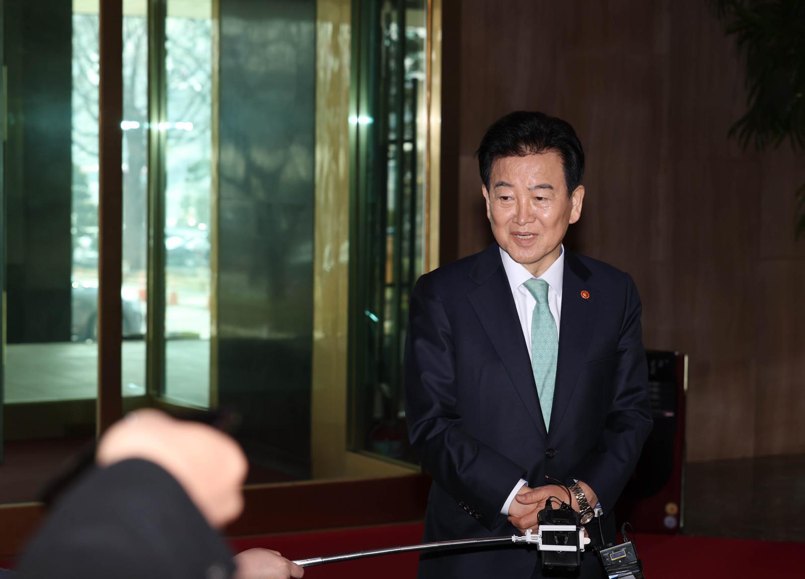 정동영 통일부 장관이 16일 오전 9시40분 출근하며 기자단에 도어스테핑을 하고 있다.  정 장관은 ‘김민석 국무총리에게 트럼프 미국 대통령이 북한에 대해 표한 관심’에 대한 통일부 장관의 의견을 밝혔다.