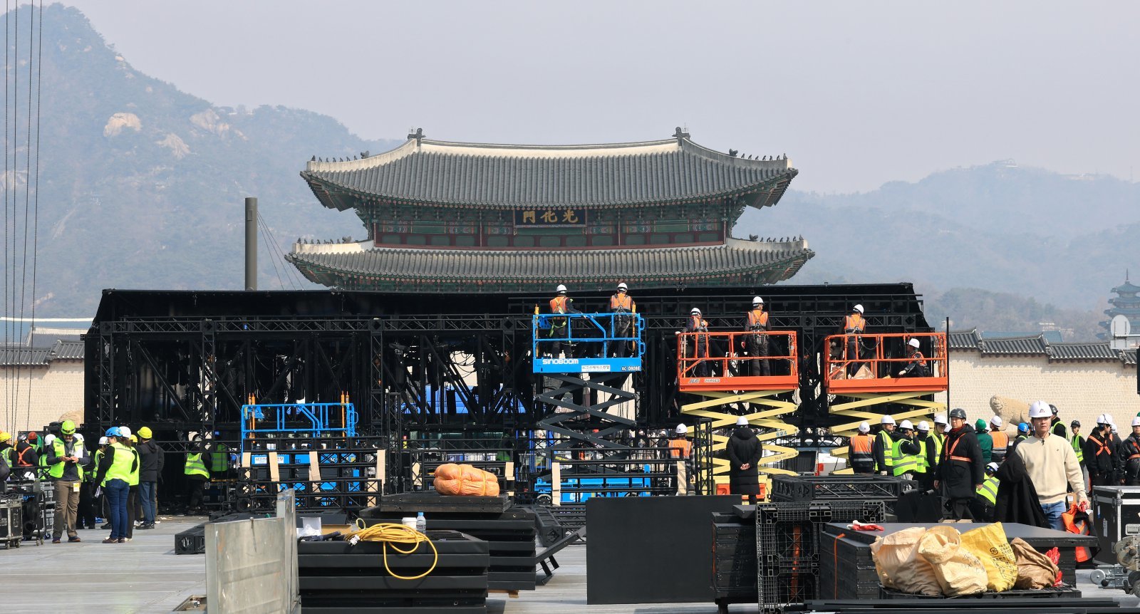 16일 서울 광화문장에서 관계자들이 방탄소년단(BTS)의 컴백 라이브 공연 무대를 설치하고 있다. 약 3년 9개월 만에 컴백하는 방탄소년단(BTS)의 공연은 오는 21일 오후 8시 광화문광장에서 ‘BTS 컴백 라이브: 아리랑(ARIRANG)’이라는 타이틀로 개최된다. 2026.3.16 뉴스1
